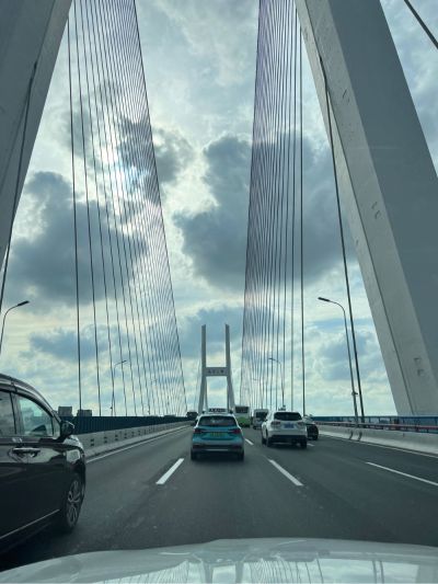 原来家里厨房面板颜色不好看有点旧，重新买了贴纸把面板都重新贴一下，需要技术熟练的师傅来贴，面板有点多