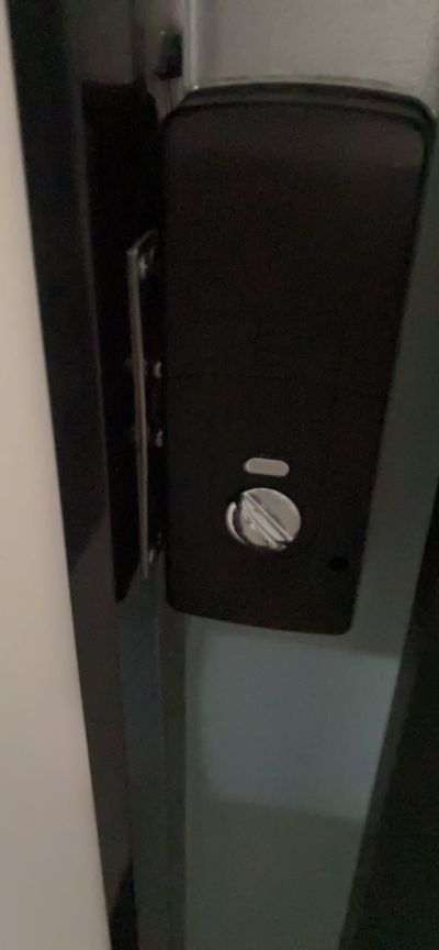 杯子盖掉马桶里，冲水了