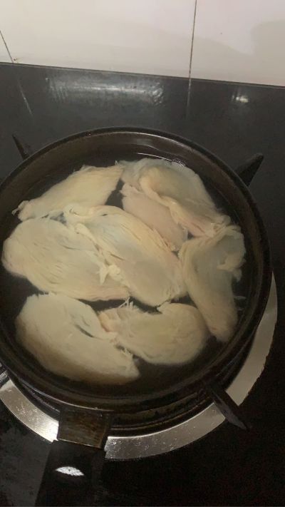 瓷砖后头的水管