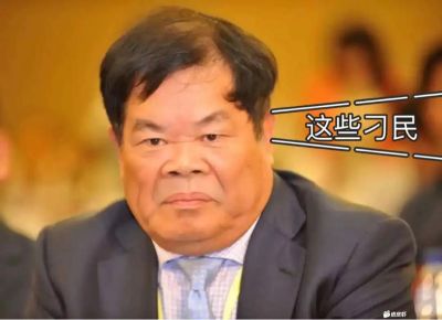 墙上打两个小洞用螺丝安装上铁皮挂板，浴宝挂上去，花洒管拧下来接到浴宝上，原接花洒口用软管和浴宝相连接。