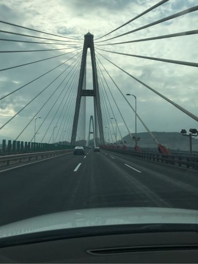 洗手台与实验桌（台面为木质，台身为铁质）