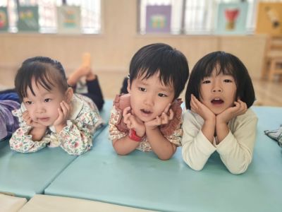 重新铺贴瓷砖后，需要将原来橱柜安装，橱柜已经组装，需要加固并安装到厨房