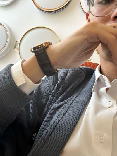 一天做些杂活，固定墙上一两块木饰面板子，安装6根楼梯卡边打玻璃胶固定，裁一块柜子顶封板固定，今天就要进场