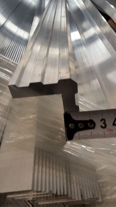 量两块玻璃尺寸