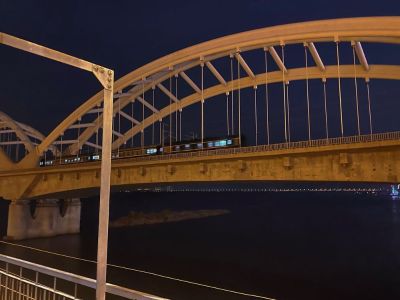 一块800×2400的岩板安装上墙
