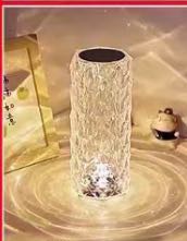 两个卫生间的平开窗需要换一块开孔的玻璃，用于后期安装排气扇，已有玻璃，只要上门安装就行。