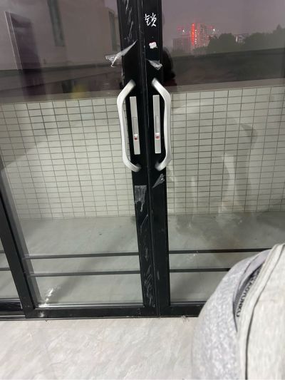 安装亚克力板雨棚