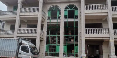 我们是一个门窗三人组的安装队。多多关照