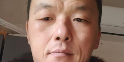 有老板需要安装各种淋浴房，踢脚线的可以联系我，也可以包工包料，谢谢