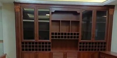 装柜门的师傅
