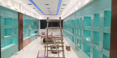 苏汉建设工程有限公司主要从事室内外装饰设计与施工，为单位大楼和物业提供建设及各类维保服务。业务范围涵盖酒店、办公、店铺、厂房等设计装修消防暖通维保一条龙服务；单位物业厂房维保类业务内容：基建、道路、车库、雨污、防水、消防、电梯、高空作业及各类出新和日常维修。
秉承精益求精精神，以专业的技术和周到的服务为客户一站式解决需求。