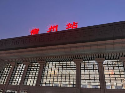 122张工位，4个会议桌，130个柜子，200多把椅子