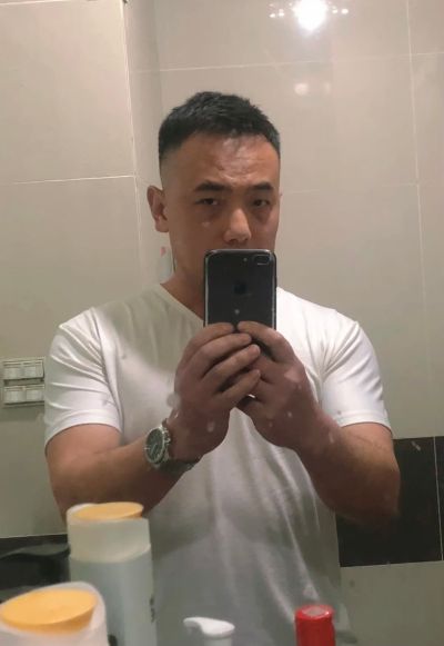 装个洗手池柜。镜柜。两个吸顶灯