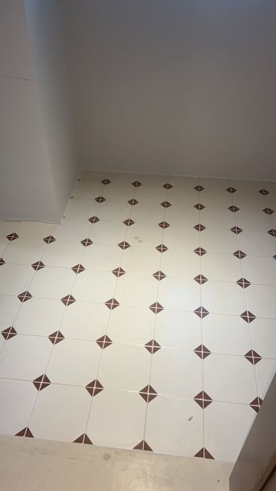 我是在广州做了5年的美缝师傅，价格实惠欢迎咨询