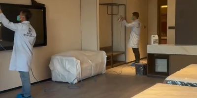 【环境消杀】后疫情时代正式来临。介于目前疫情全部开放的情况，为避免疫前和疫后的环境质量，建议定期做一次全面环境消杀，采用医用级消毒杀菌液，灭活病毒，杀菌去味，对任何物表没有腐蚀性。有效减少交叉感染，保护家人身心健康。有需要的可以联系，专业人员，上门服务。